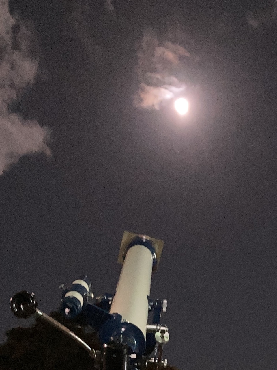 月を望む望遠鏡
