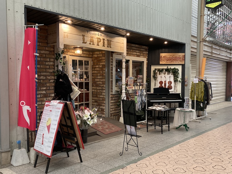 ラパンさんのお店前　ピアノ